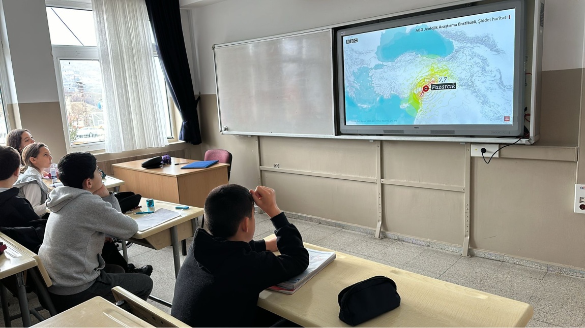 6 Şubat Deprem Programı kapsamında okul geneli deprem bilgilendirme video gösterimi yapıldı.